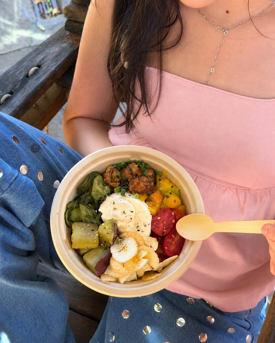 Bowl artesanal autêntico do Nú Poke com chips de batata doce, sunomono e colher ecológica
